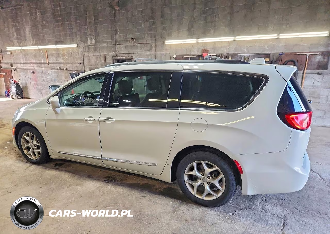 2017 Chrysler Pacifica Touring L VIN:2C4RC1BG4HR610368 - 2