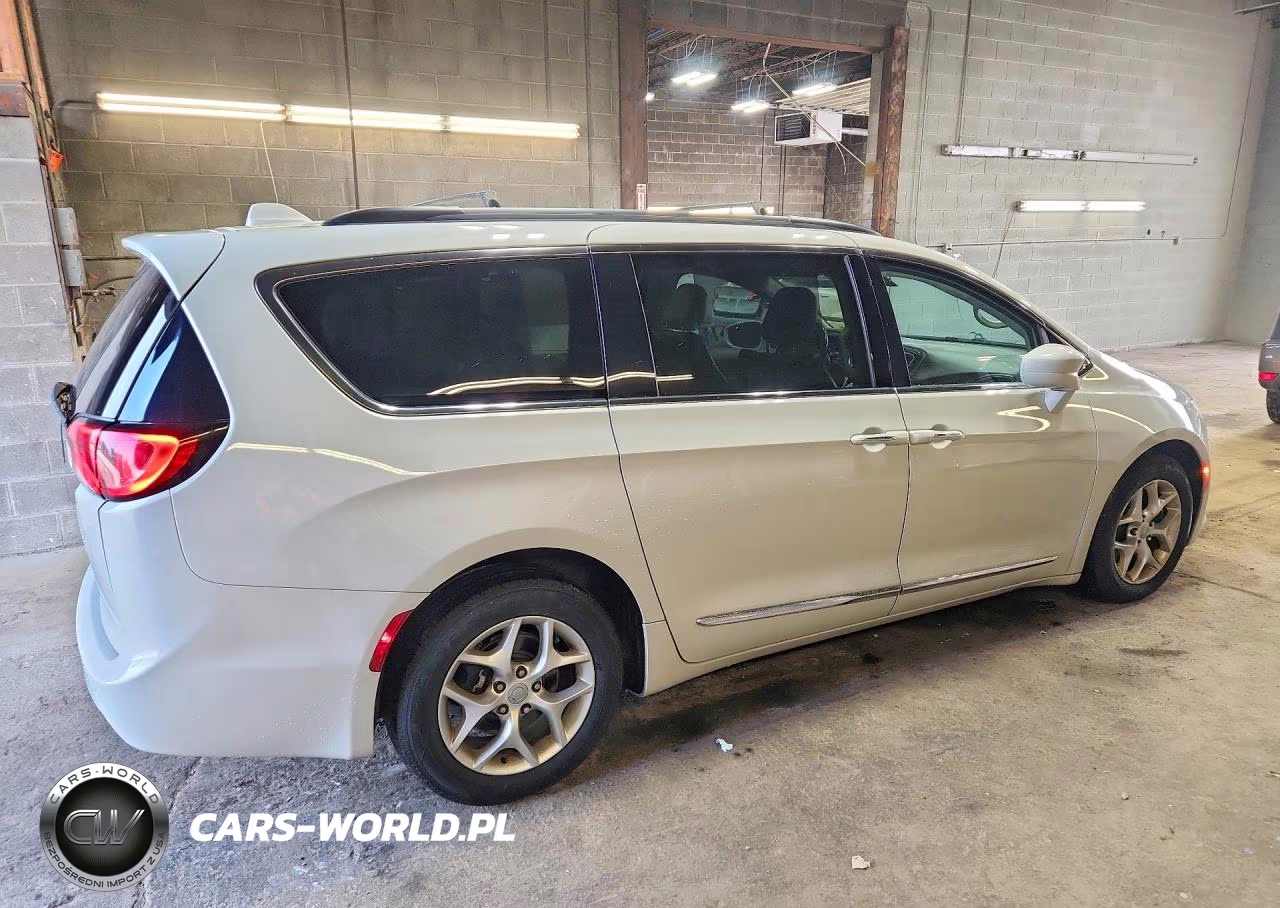 2017 Chrysler Pacifica Touring L VIN:2C4RC1BG4HR610368 - 3