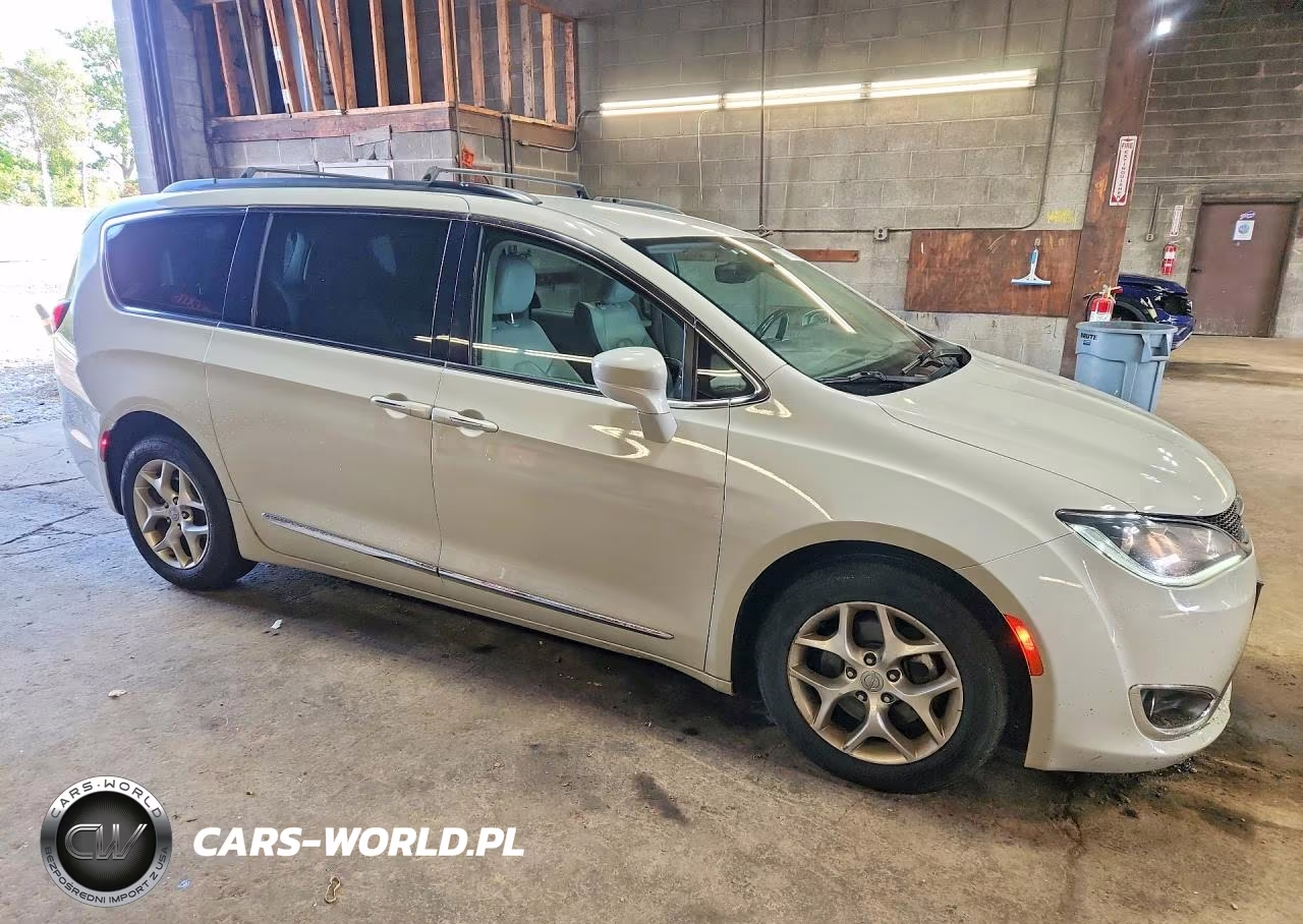 2017 Chrysler Pacifica Touring L VIN:2C4RC1BG4HR610368 - 4