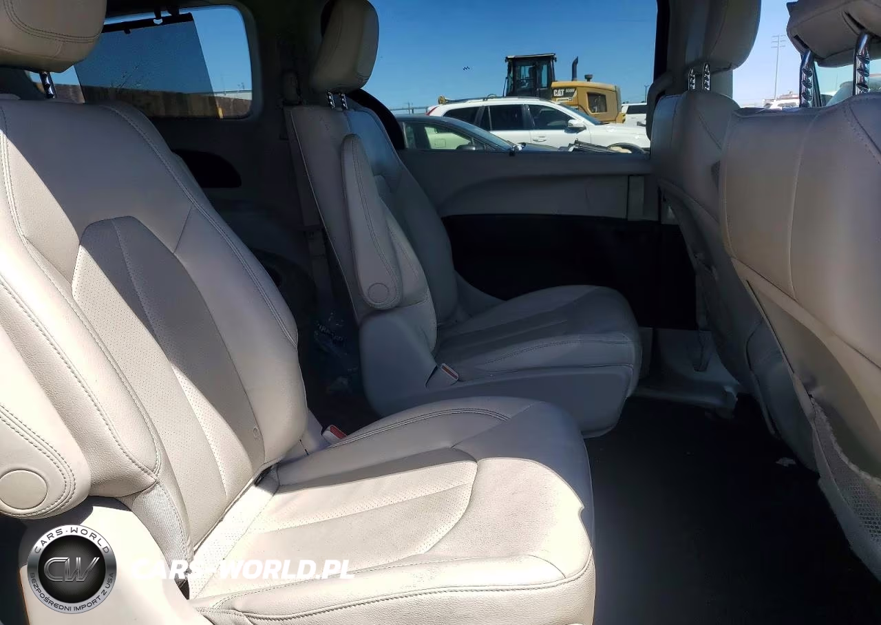 2018 Chrysler Pacifica Hybrid Touring L VIN:2C4RC1L77JR124853 - 11
