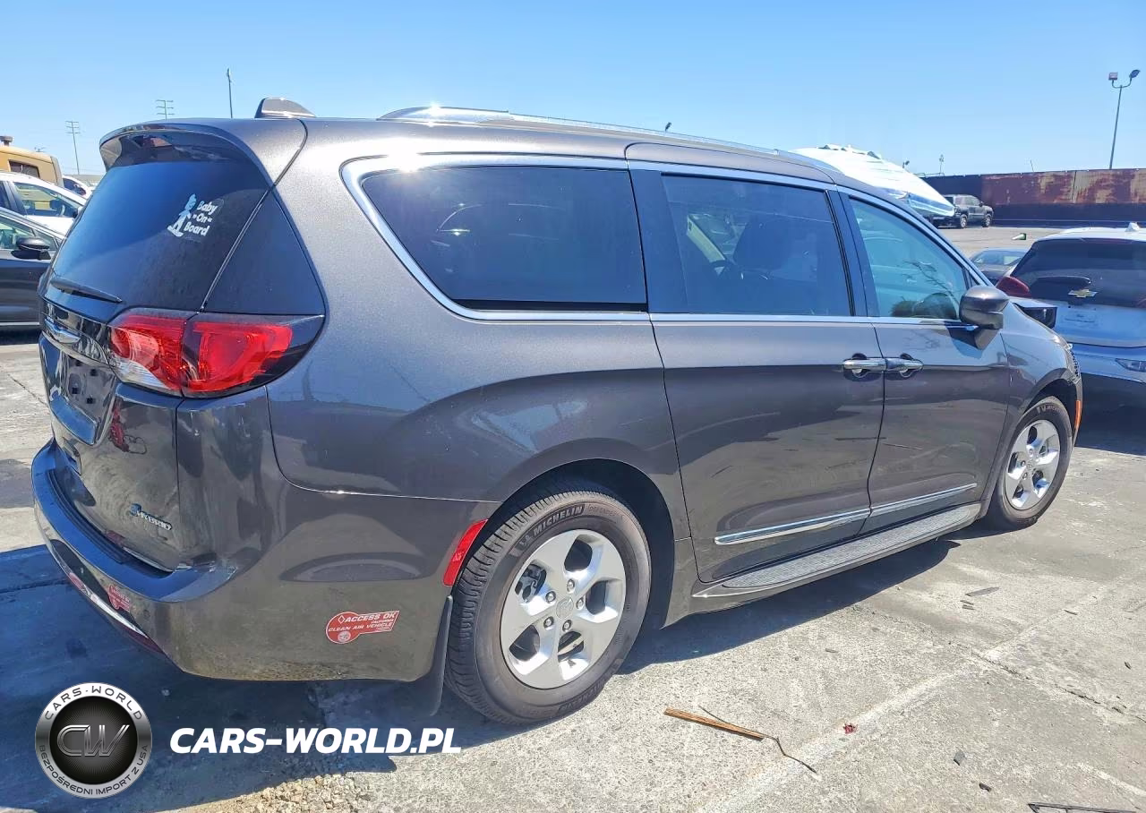 2018 Chrysler Pacifica Hybrid Touring L VIN:2C4RC1L77JR124853 - 3