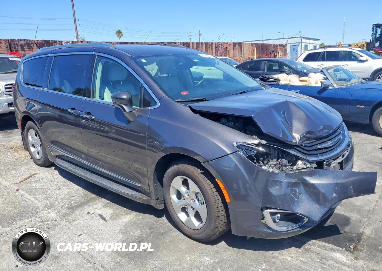 2018 Chrysler Pacifica Hybrid Touring L VIN:2C4RC1L77JR124853 - 4