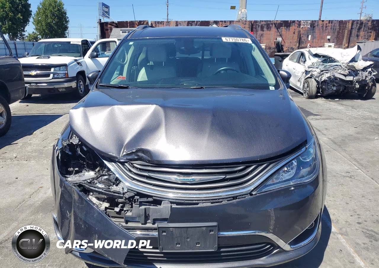 2018 Chrysler Pacifica Hybrid Touring L VIN:2C4RC1L77JR124853 - 5