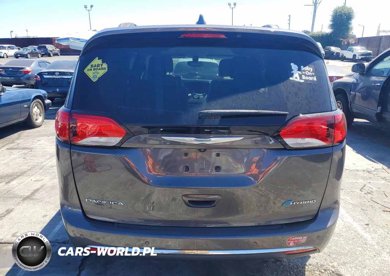 2018 Chrysler Pacifica Hybrid Touring L VIN:2C4RC1L77JR124853 - 6