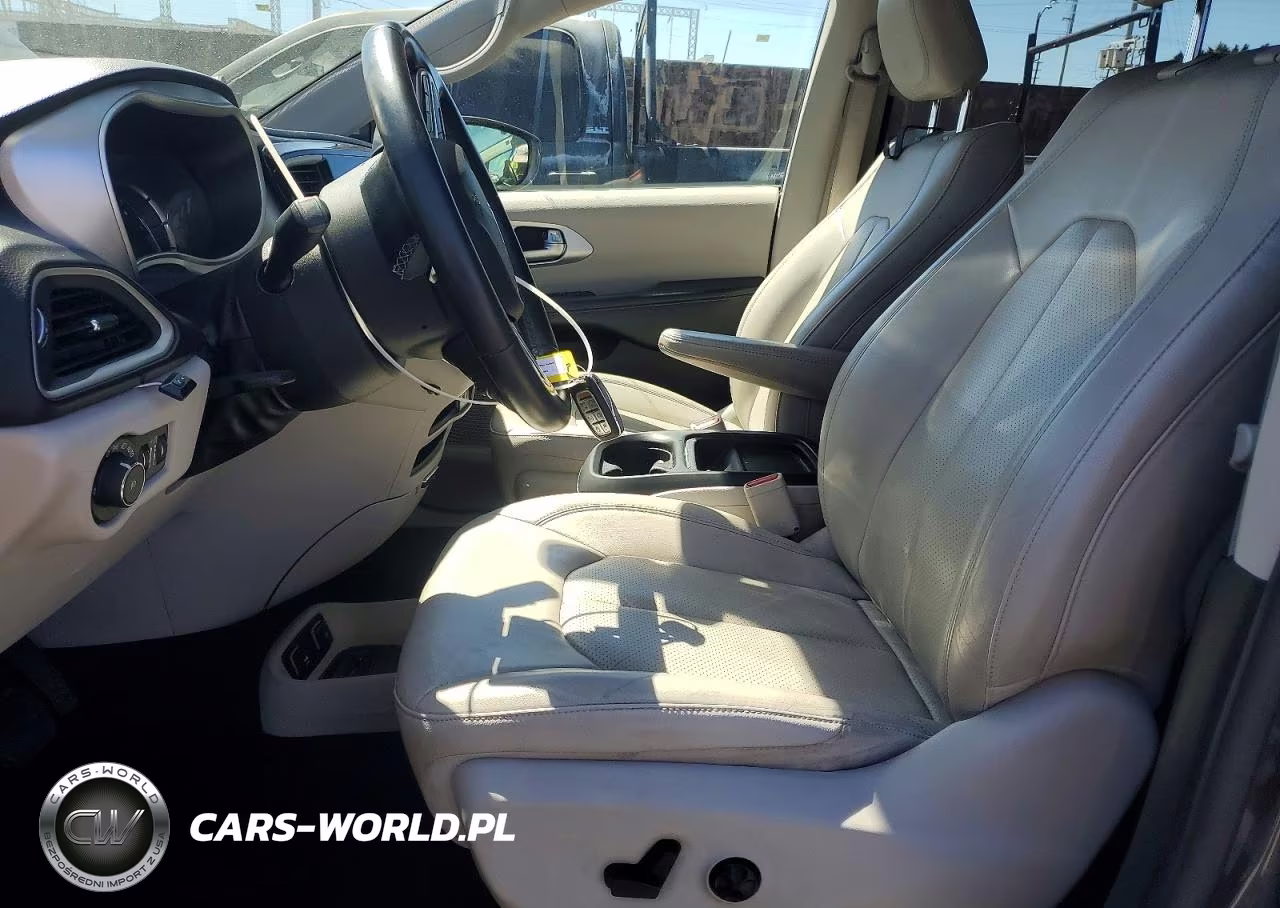 2018 Chrysler Pacifica Hybrid Touring L VIN:2C4RC1L77JR124853 - 7