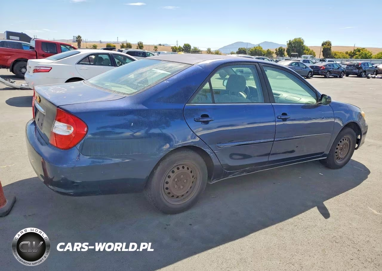 2002 Toyota Camry Le VIN:JTDBE32K020096063 - 3