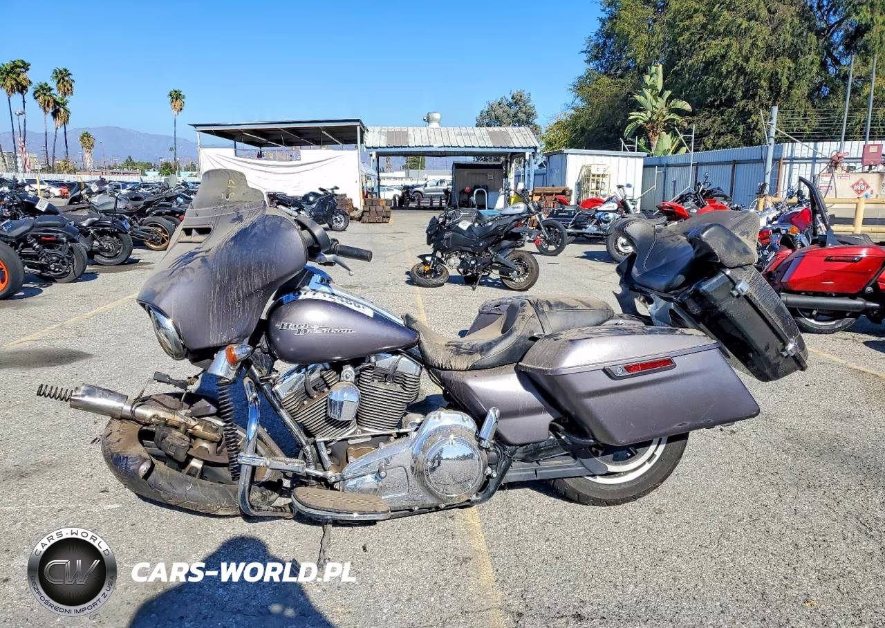 2015 Harley-Davidson Flhx Street Glide VIN:1HD1KBM12FB697843 - 3