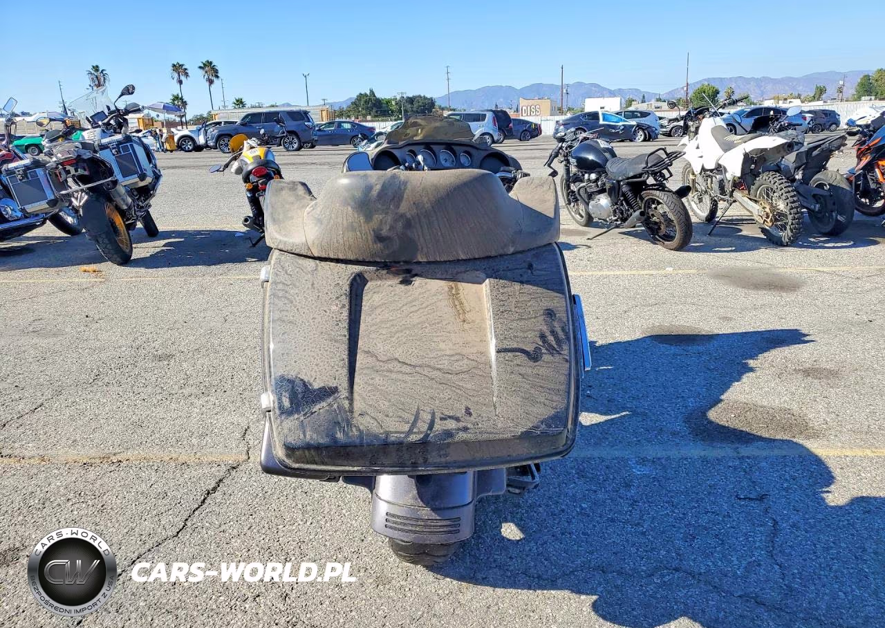 2015 Harley-Davidson Flhx Street Glide VIN:1HD1KBM12FB697843 - 4