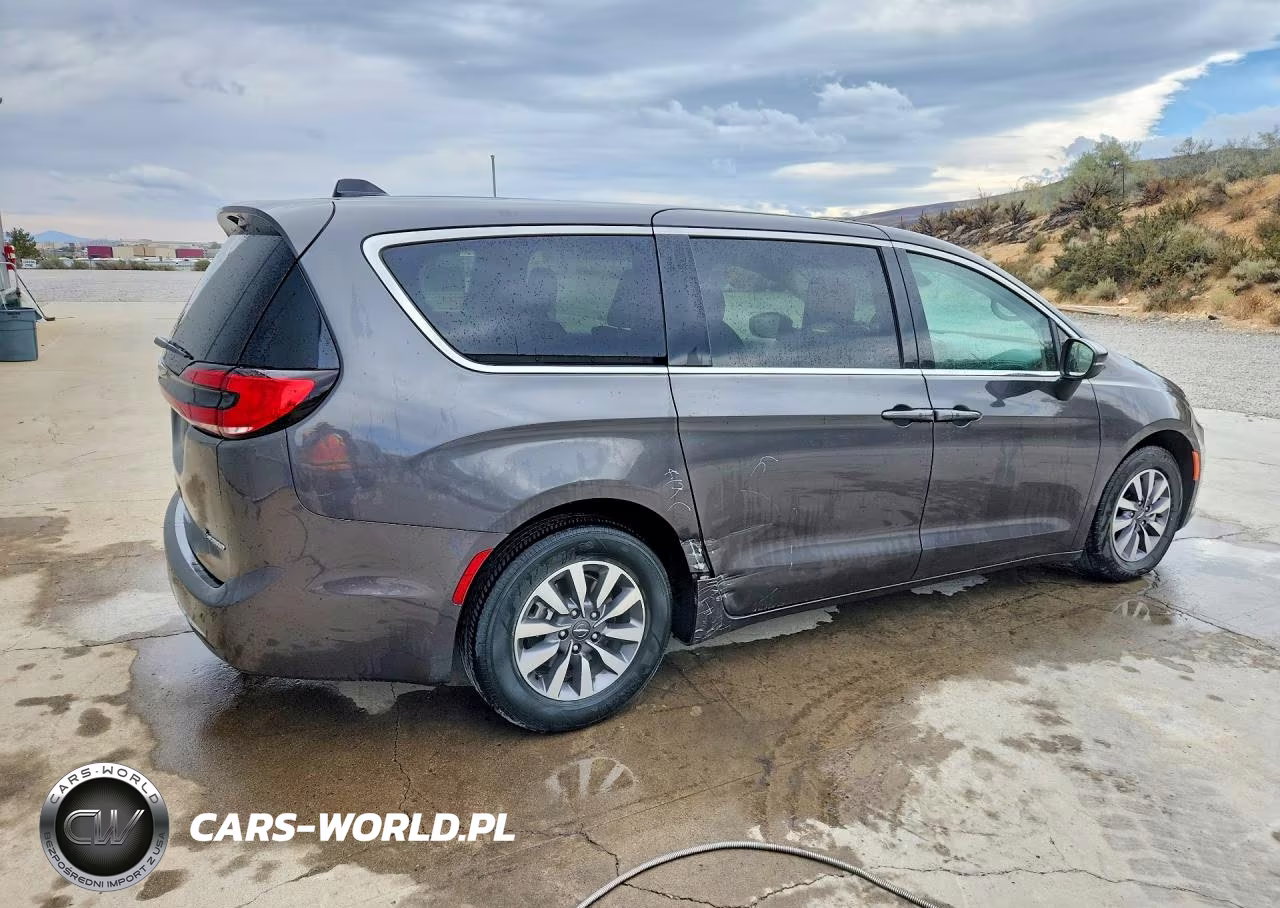 2023 Chrysler Pacifica Hybrid Touring L VIN:2C4RC1L71PR599018 - 3