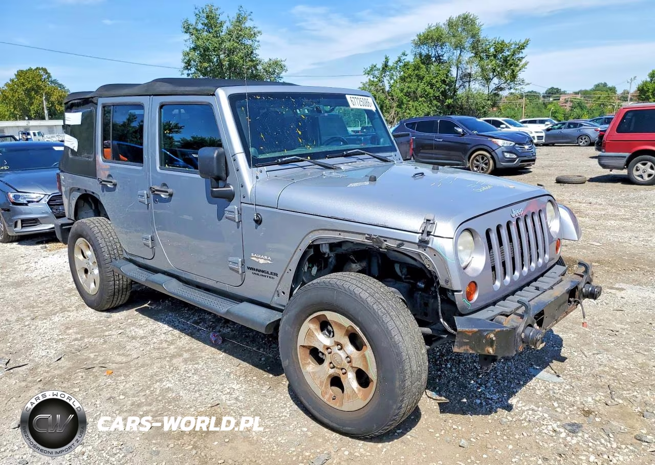 2013 Jeep Wrangler Unlimited Sahara VIN:1C4BJWEG2DL685489 - 4