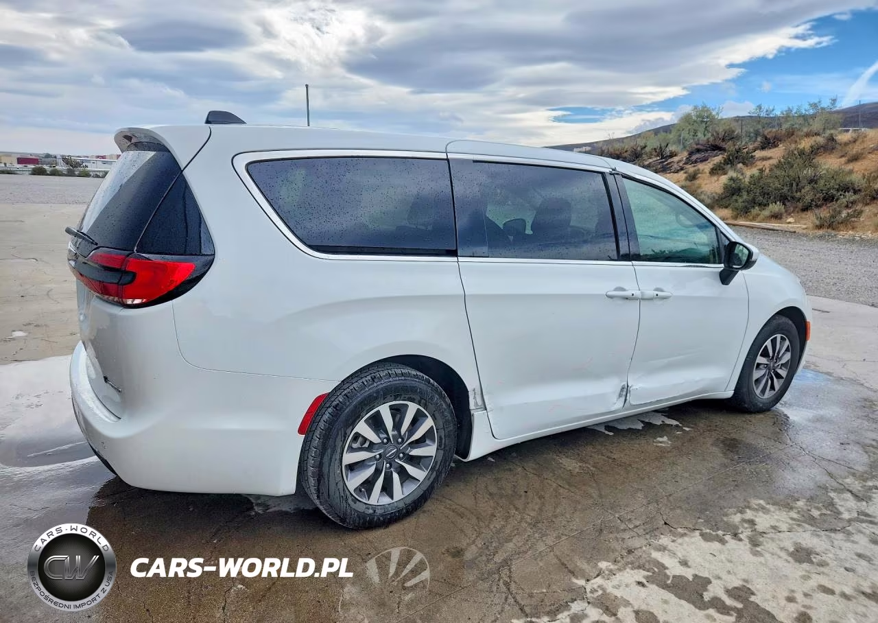 2023 Chrysler Pacifica Hybrid Touring L VIN:2C4RC1L79PR588493 - 3