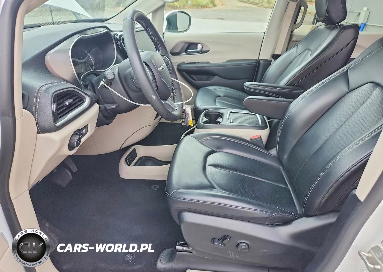 2023 Chrysler Pacifica Hybrid Touring L VIN:2C4RC1L79PR588493 - 7