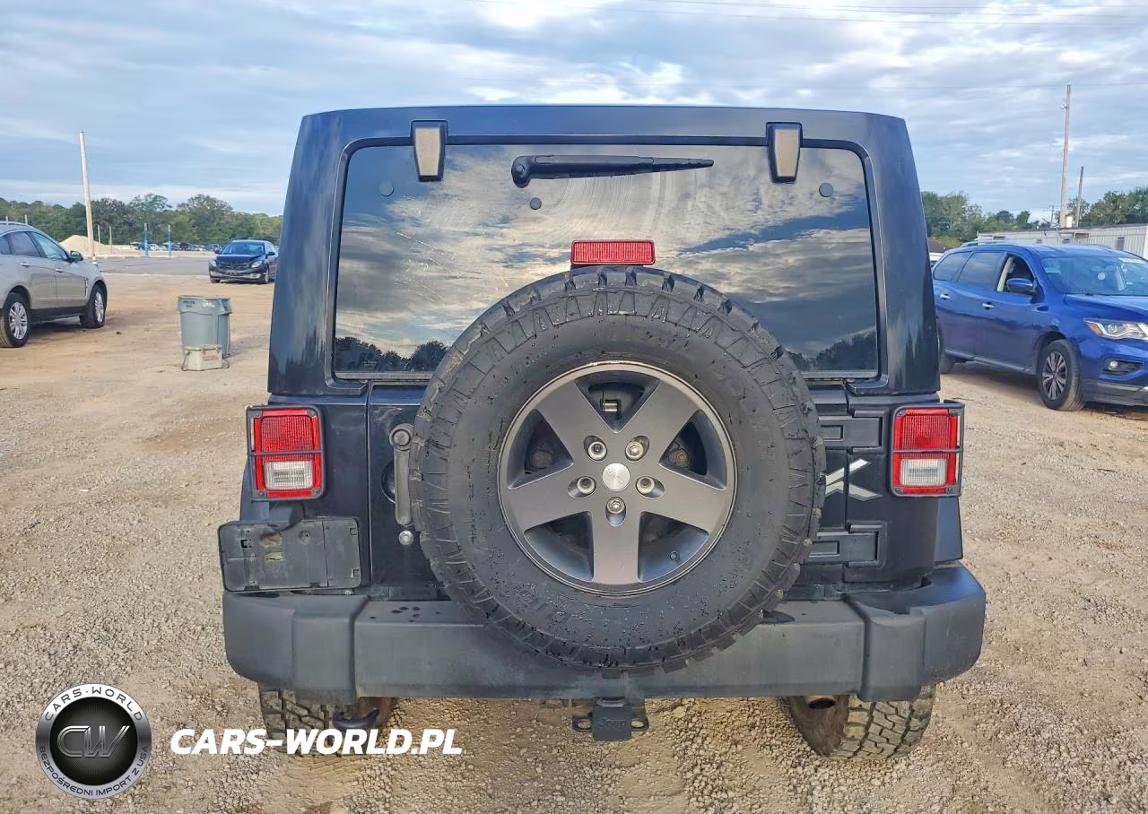 2015 Jeep Wrangler Unlimited Sahara VIN:1C4BJWEG5FL607856 - 6