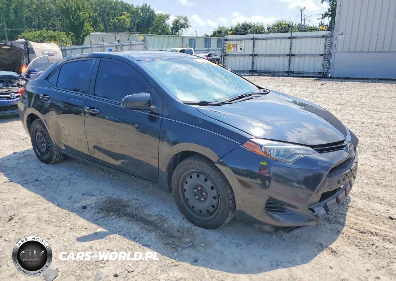 2018 Toyota Corolla Le VIN:5YFBURHE8JP805768 - 4