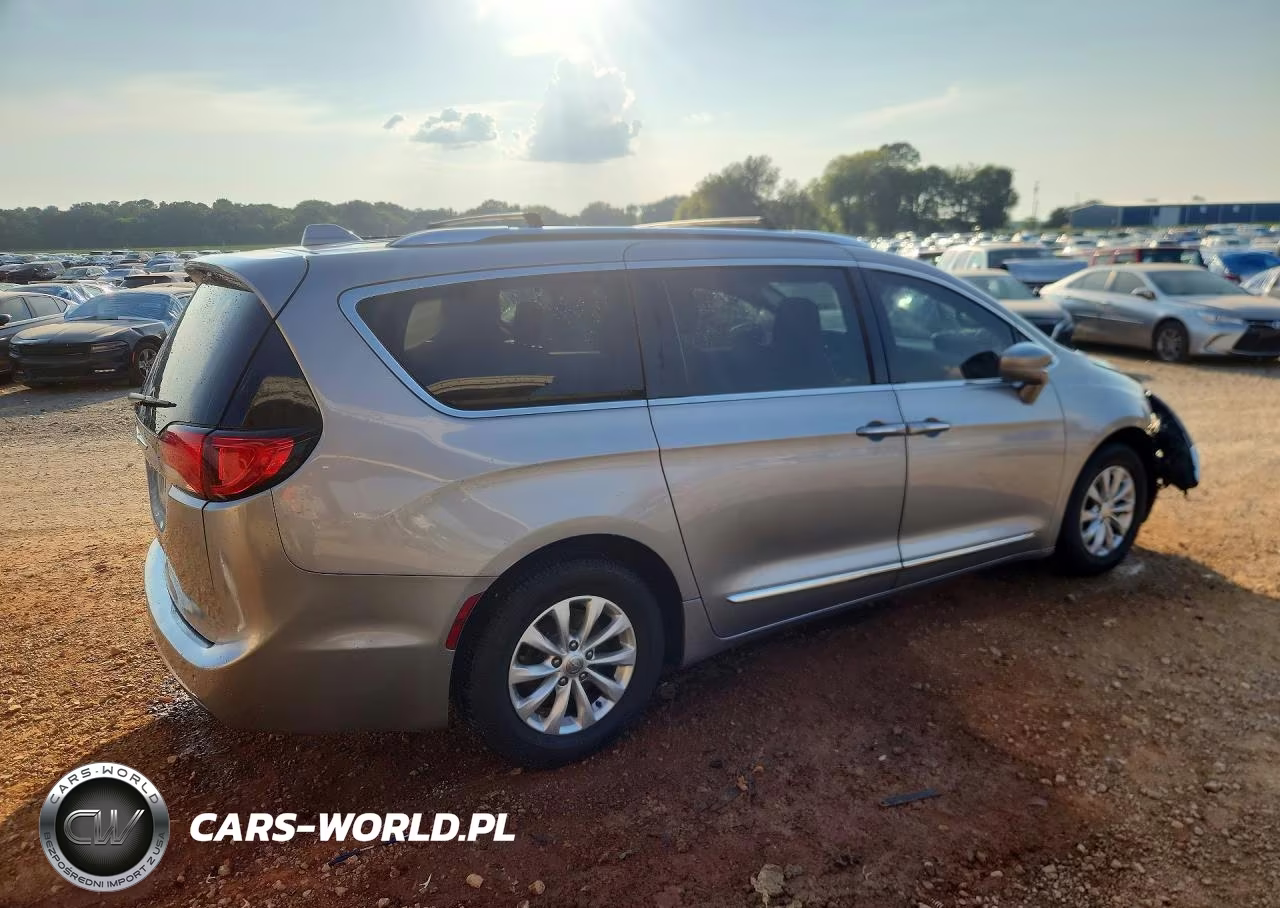 2018 Chrysler Pacifica Touring L VIN:2C4RC1BG9JR306667 - 3