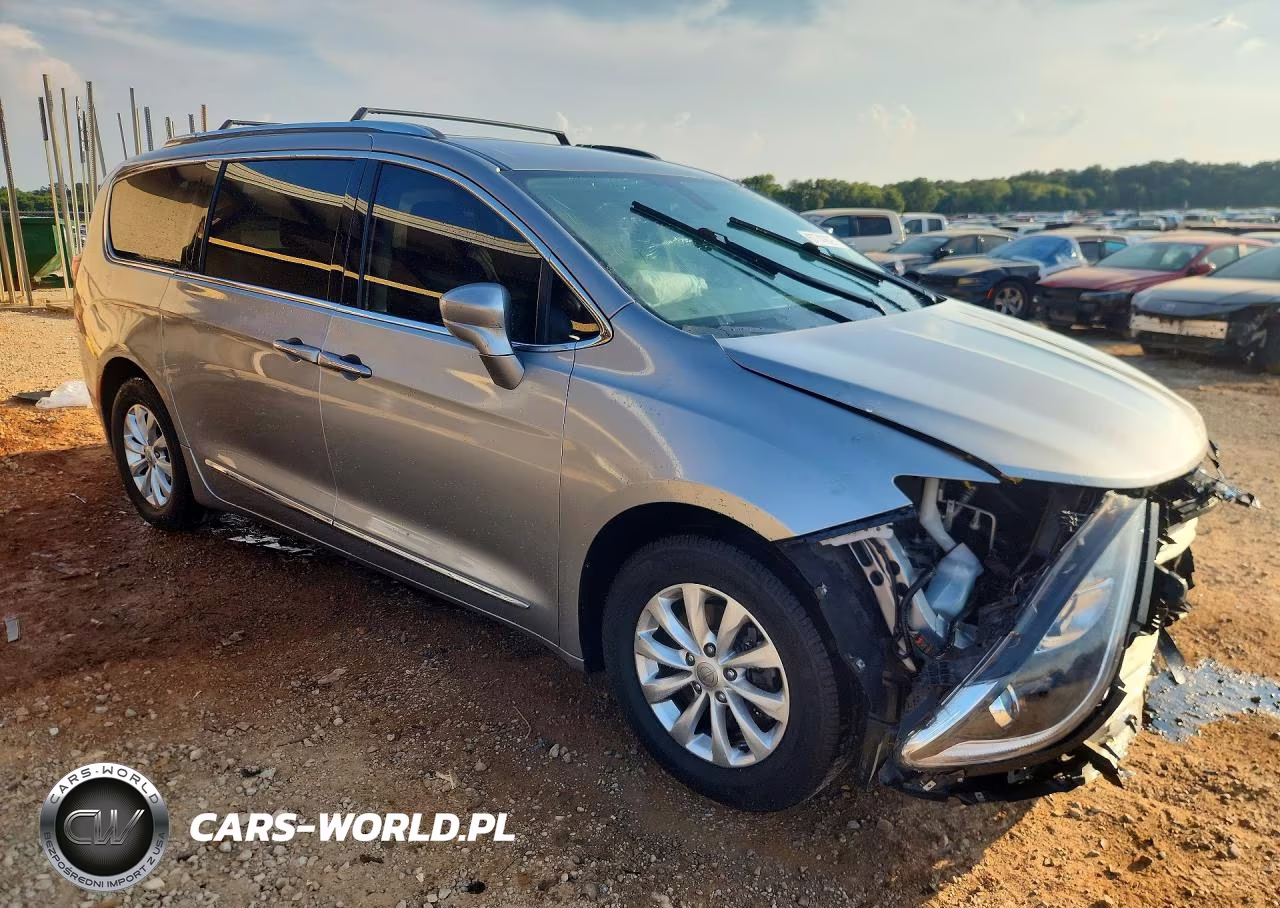 2018 Chrysler Pacifica Touring L VIN:2C4RC1BG9JR306667 - 4