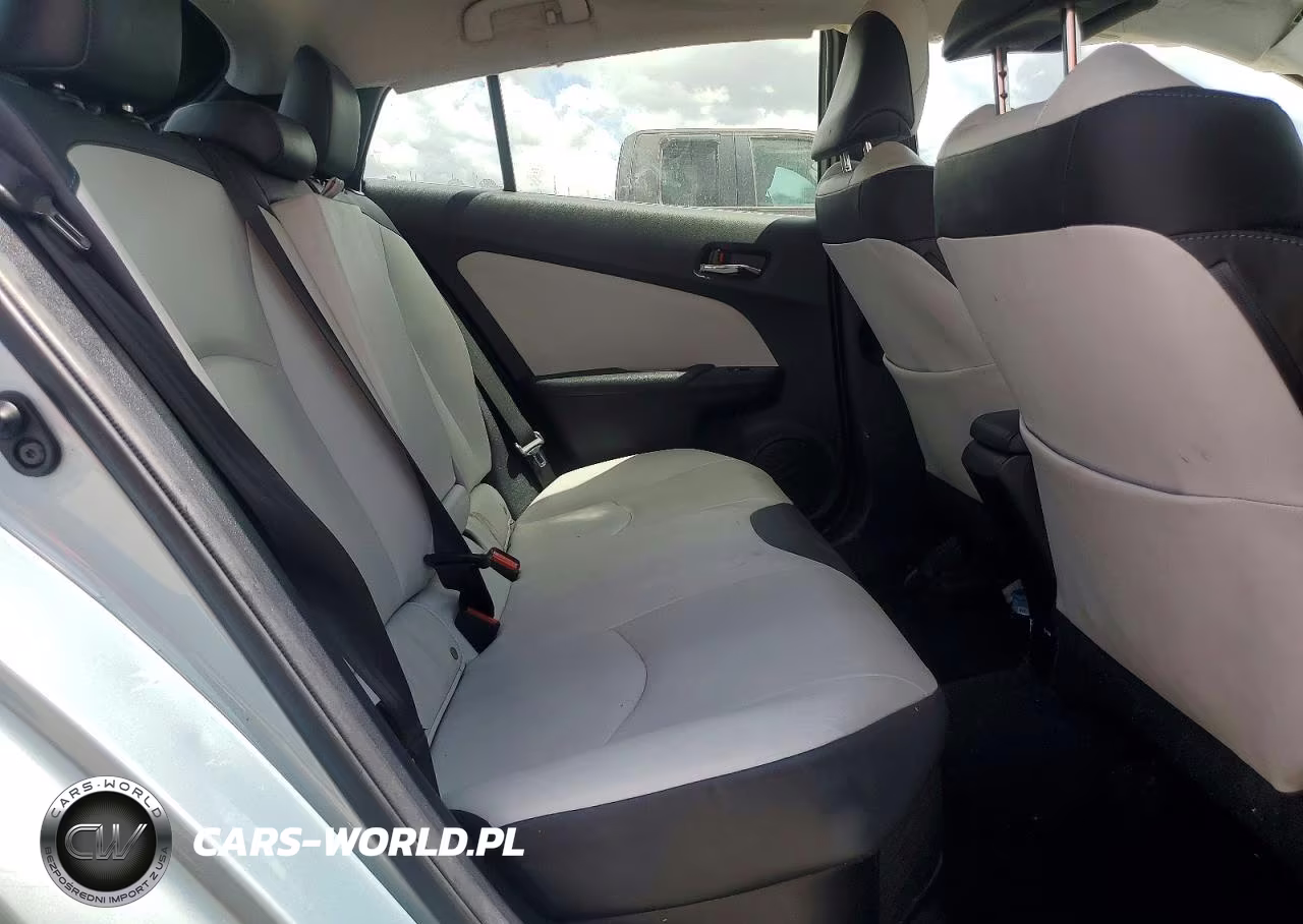 2018 Toyota Prius Four VIN:JTDKARFU5J3554526 - 10