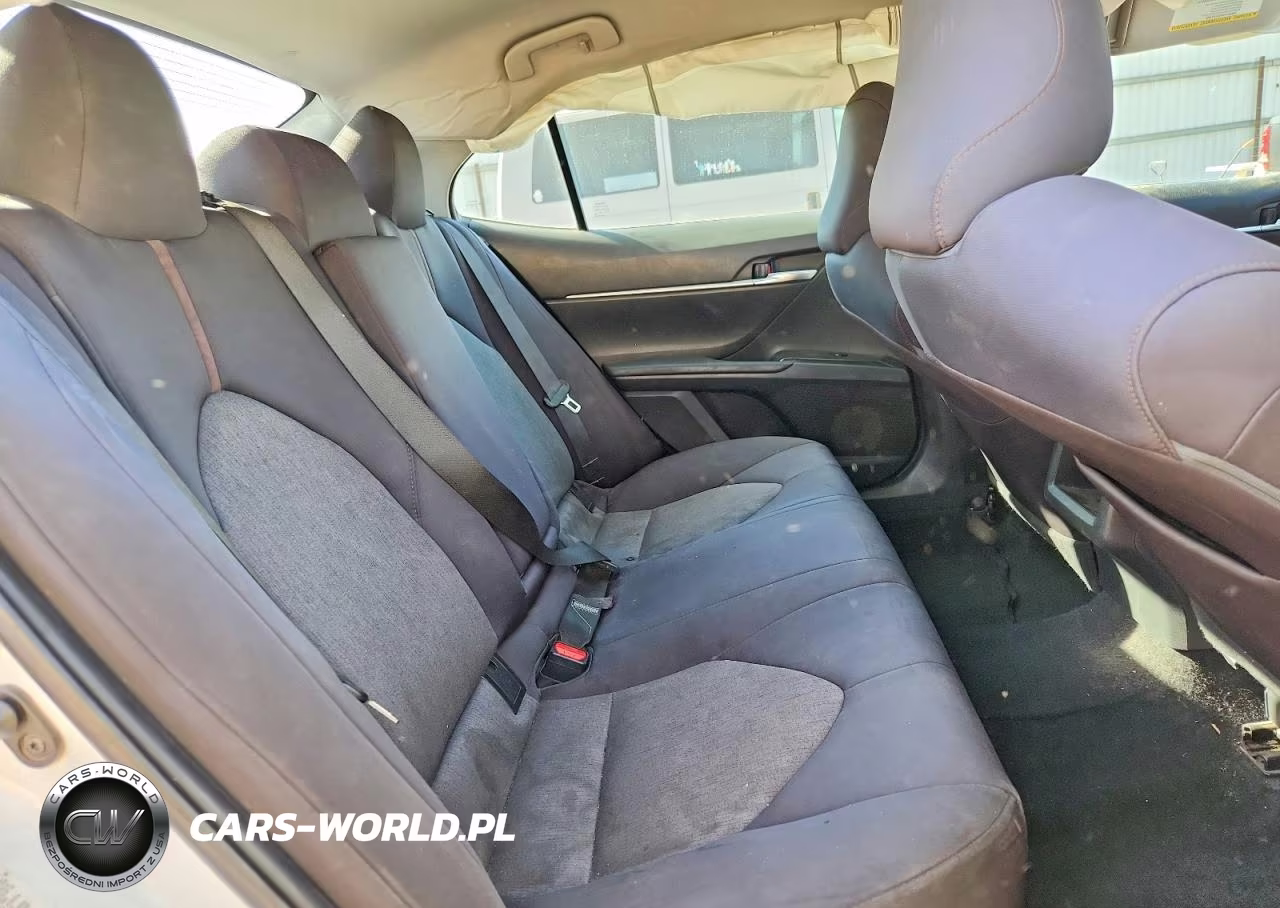 2018 Toyota Camry Le VIN:4T1B11HK4JU072584 - 10