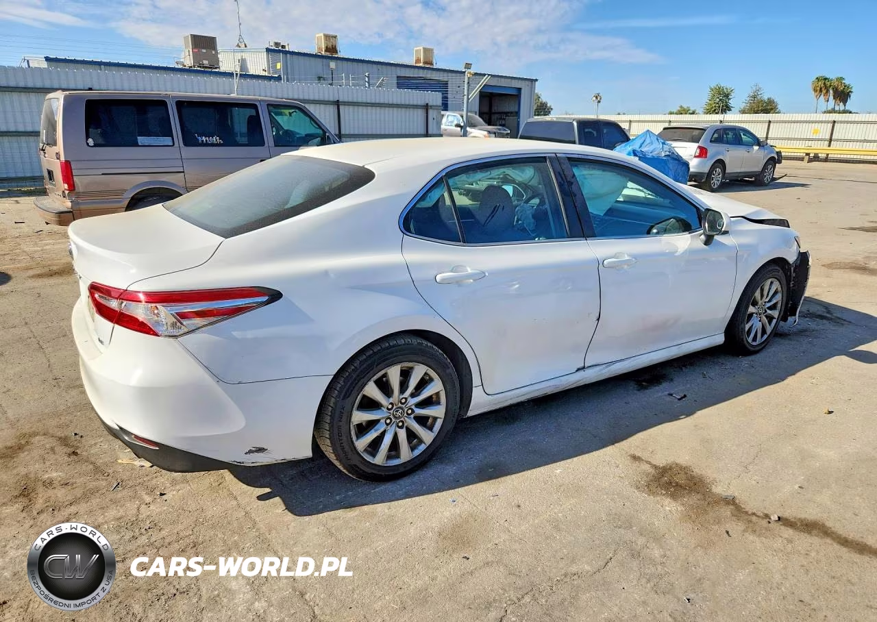 2018 Toyota Camry Le VIN:4T1B11HK4JU072584 - 3