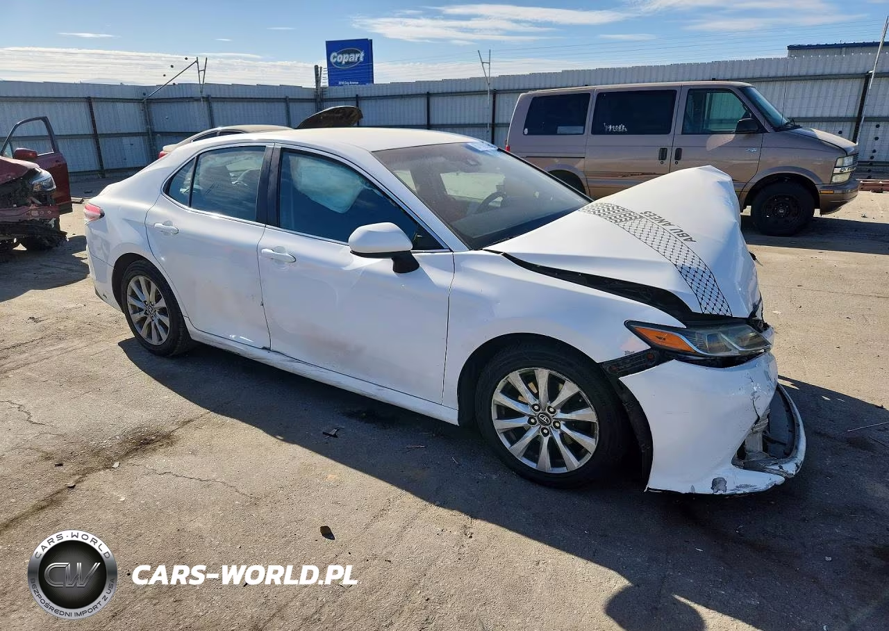 2018 Toyota Camry Le VIN:4T1B11HK4JU072584 - 4
