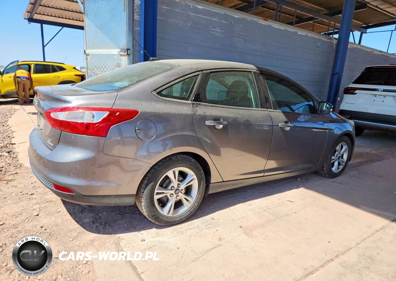 2014 Ford Focus Se VIN:1FADP3F2XEL129592 - 3