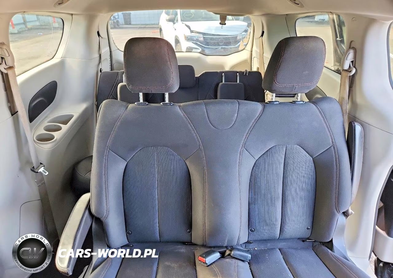 2018 Chrysler Pacifica L VIN:2C4RC1AG9JR193305 - 10