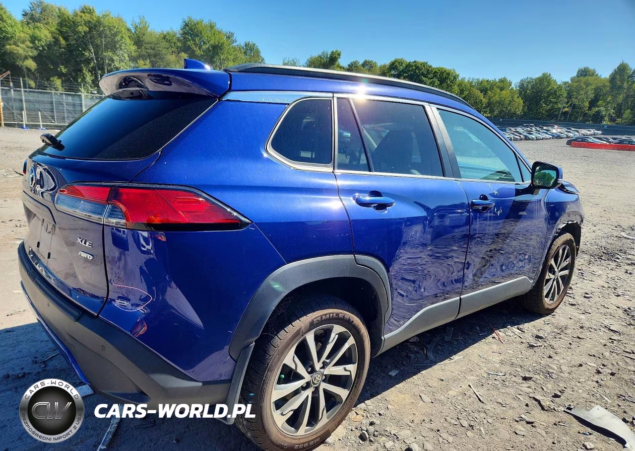 2022 Toyota Corolla Cross Xle VIN:7MUDAABG2NV032053 - 3