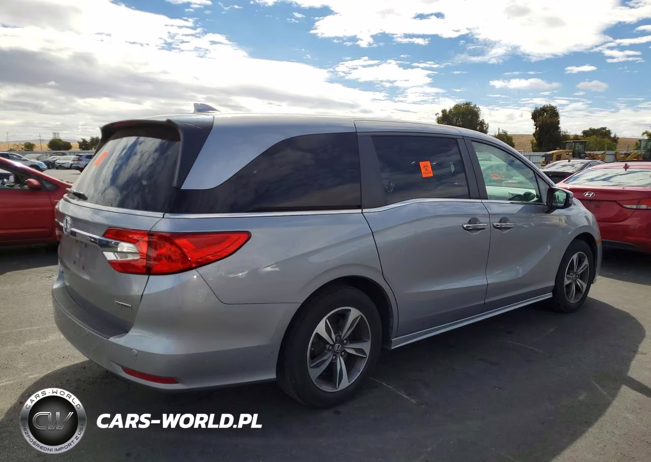 2018 Honda Odyssey Elite VIN:5FNRL6H84JB065013 - 3