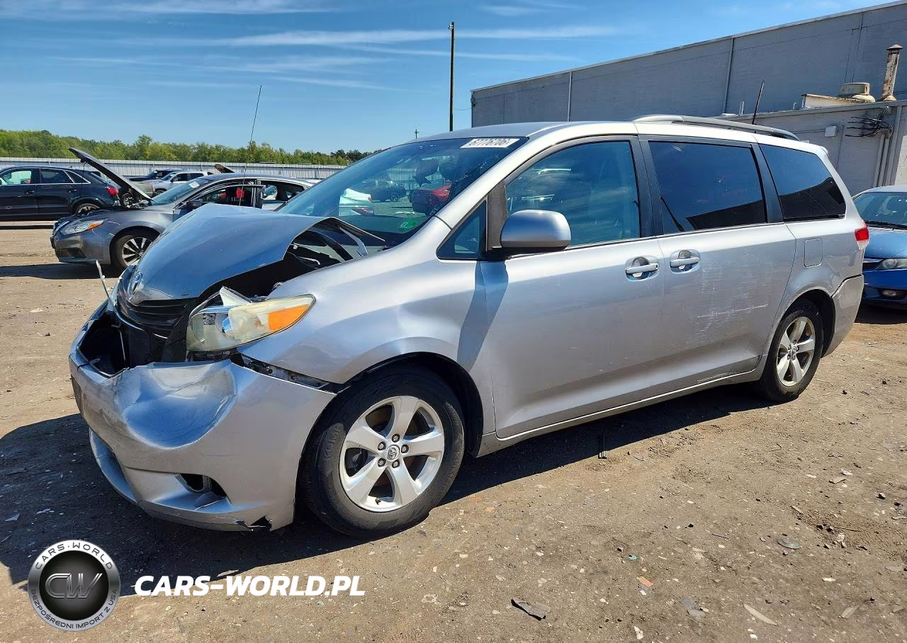 2011 Toyota Sienna Le – zdjęcie 1 z 13