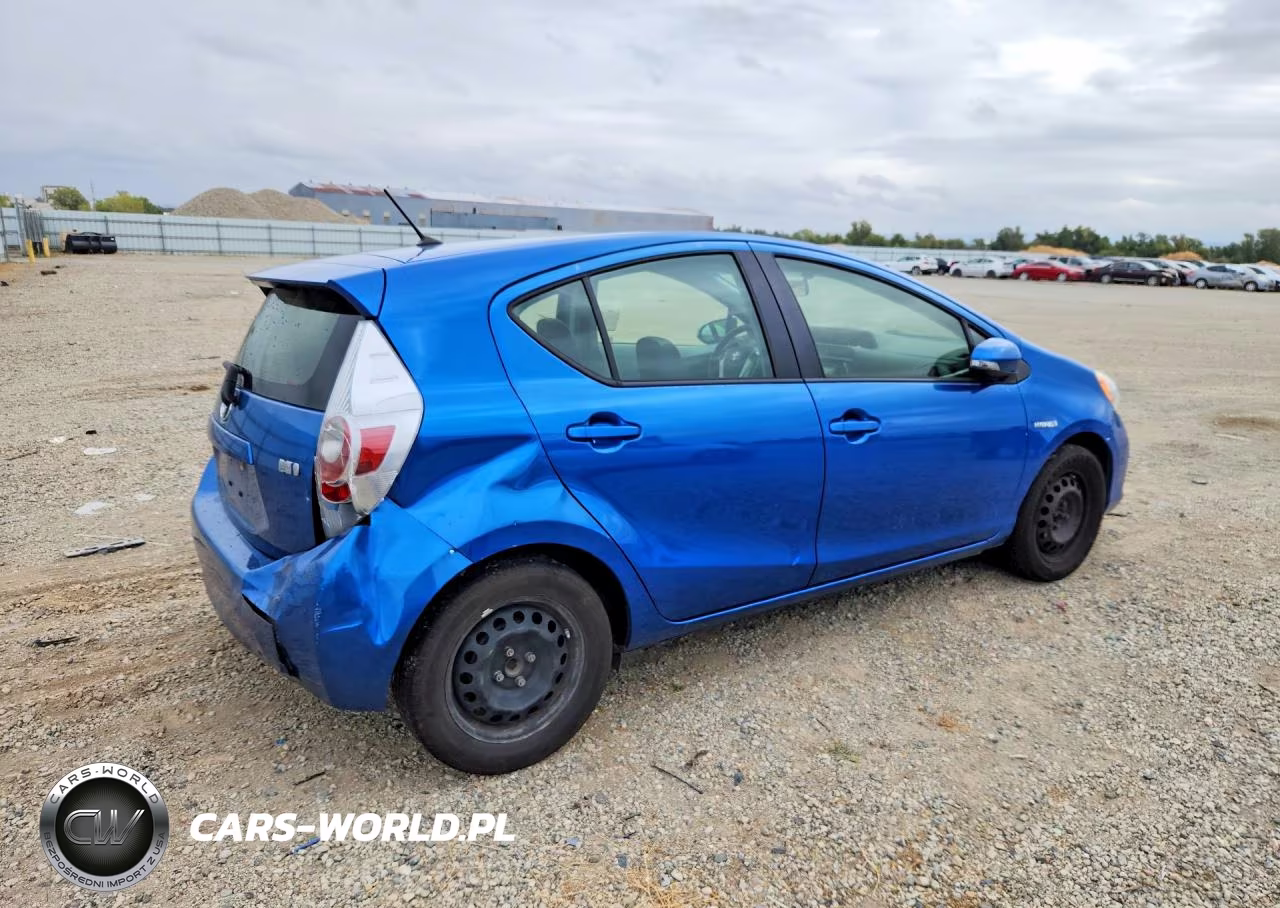 2014 Toyota Prius C One VIN:JTDKDTB36E1570009 - 3
