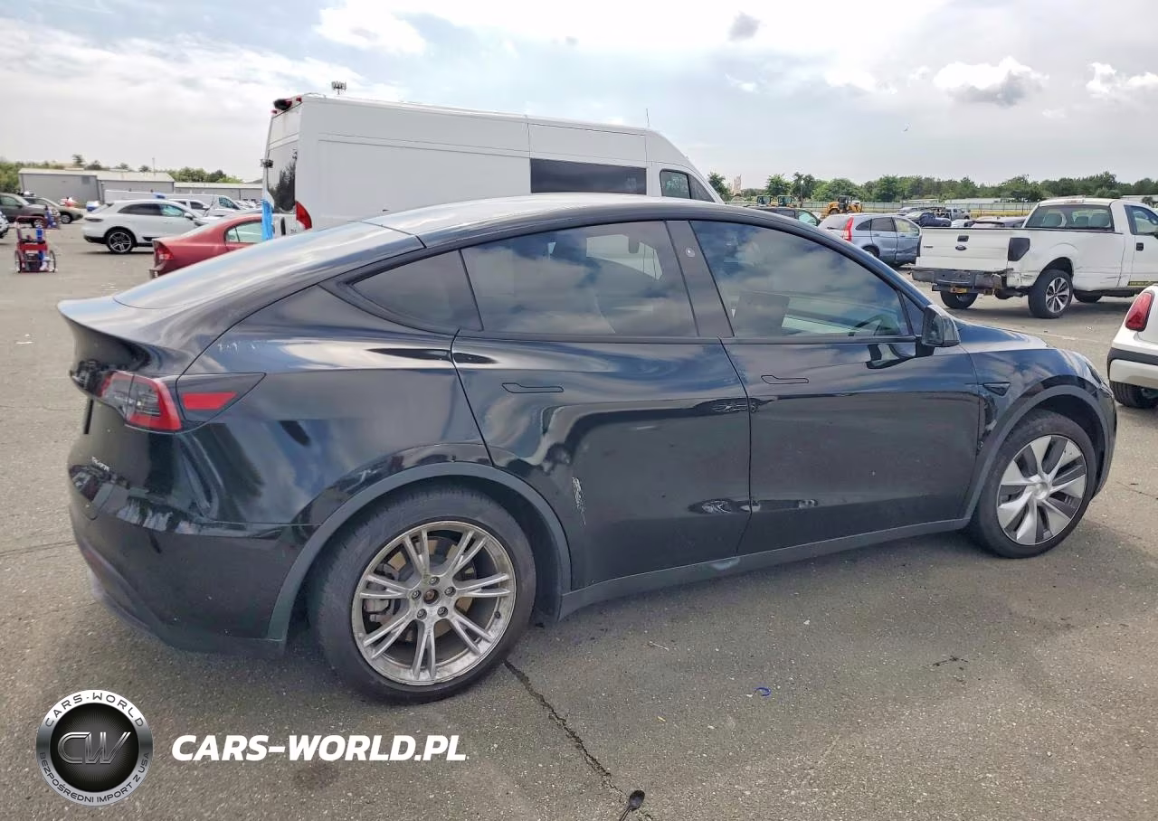 2023 Tesla Model Y VIN:7SAYGAEE8PF861529 - 3
