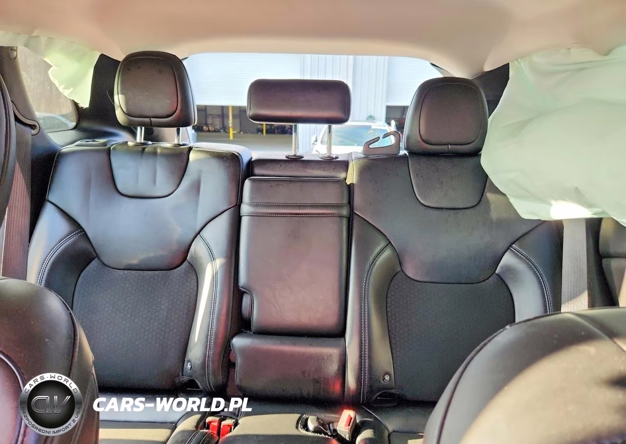 2019 Jeep Cherokee Latitude Plus VIN:1C4PJLLB8KD154252 - 10