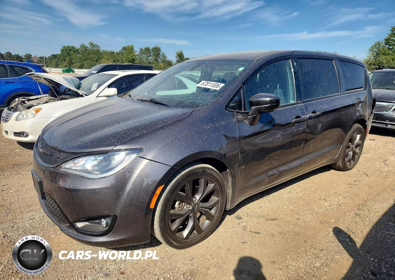 2018 Chrysler Pacifica Touring Plus VIN:2C4RC1FG1JR357915 - 1
