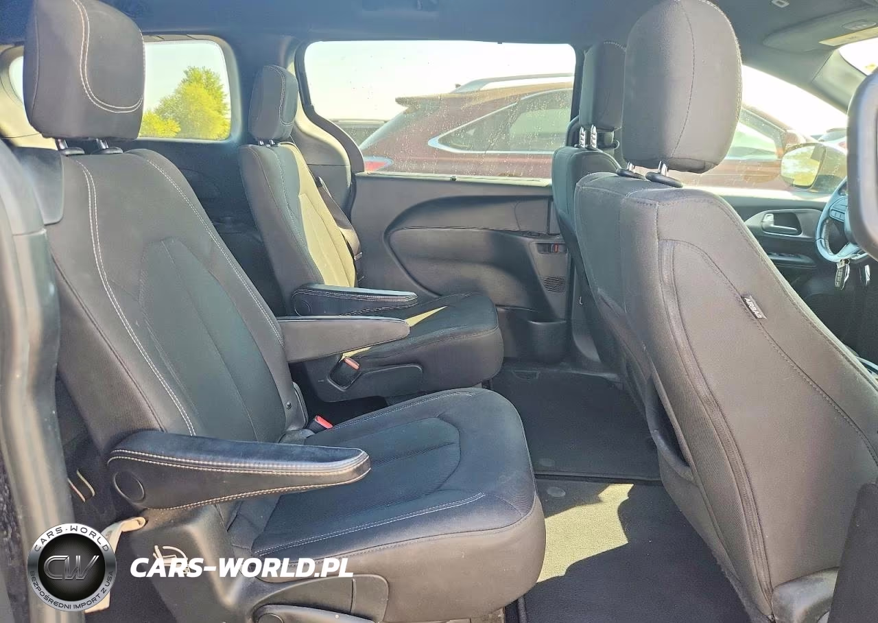 2018 Chrysler Pacifica Touring Plus VIN:2C4RC1FG1JR357915 - 10