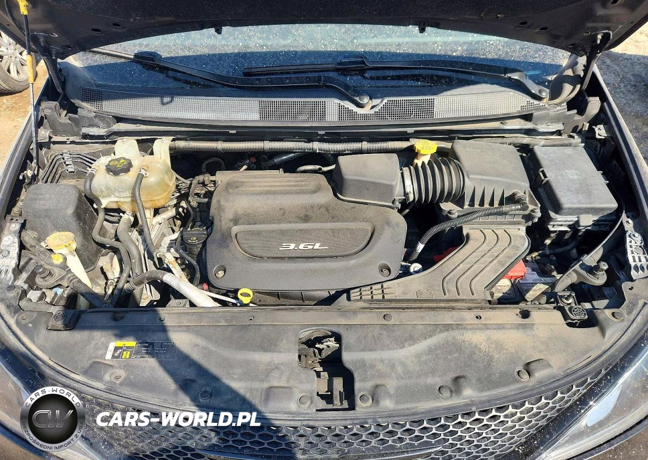 2018 Chrysler Pacifica Touring Plus VIN:2C4RC1FG1JR357915 - 11