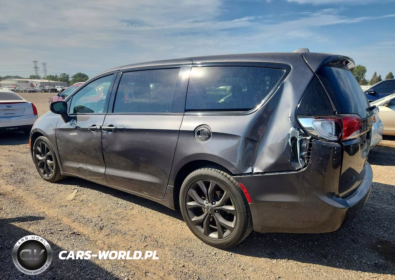 2018 Chrysler Pacifica Touring Plus VIN:2C4RC1FG1JR357915 - 2