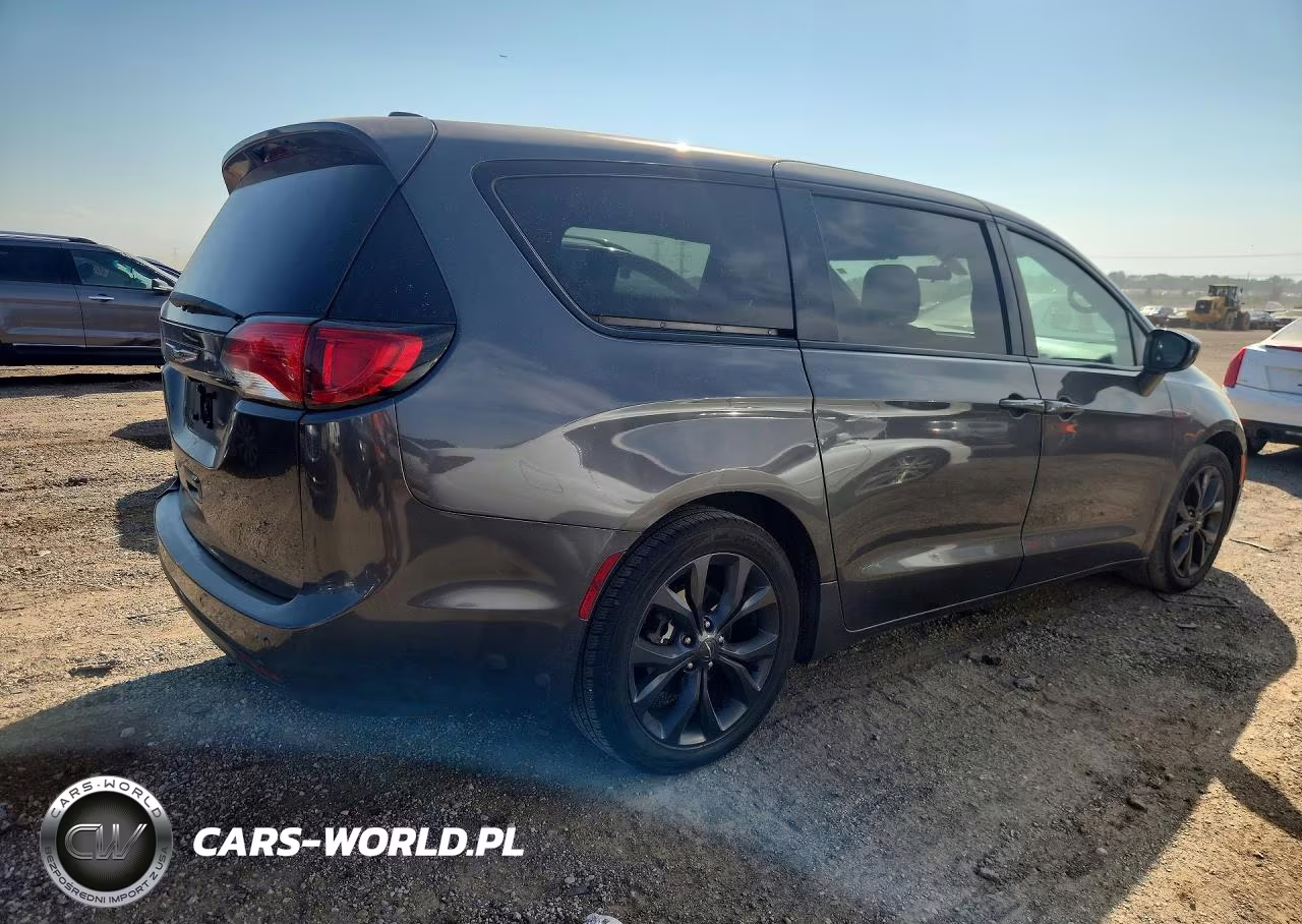 2018 Chrysler Pacifica Touring Plus VIN:2C4RC1FG1JR357915 - 3