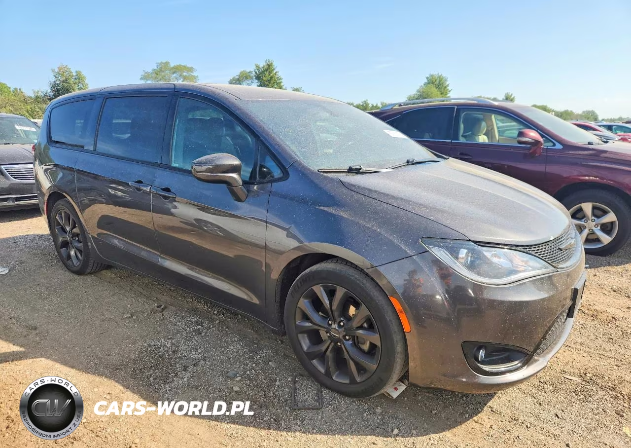 2018 Chrysler Pacifica Touring Plus VIN:2C4RC1FG1JR357915 - 4