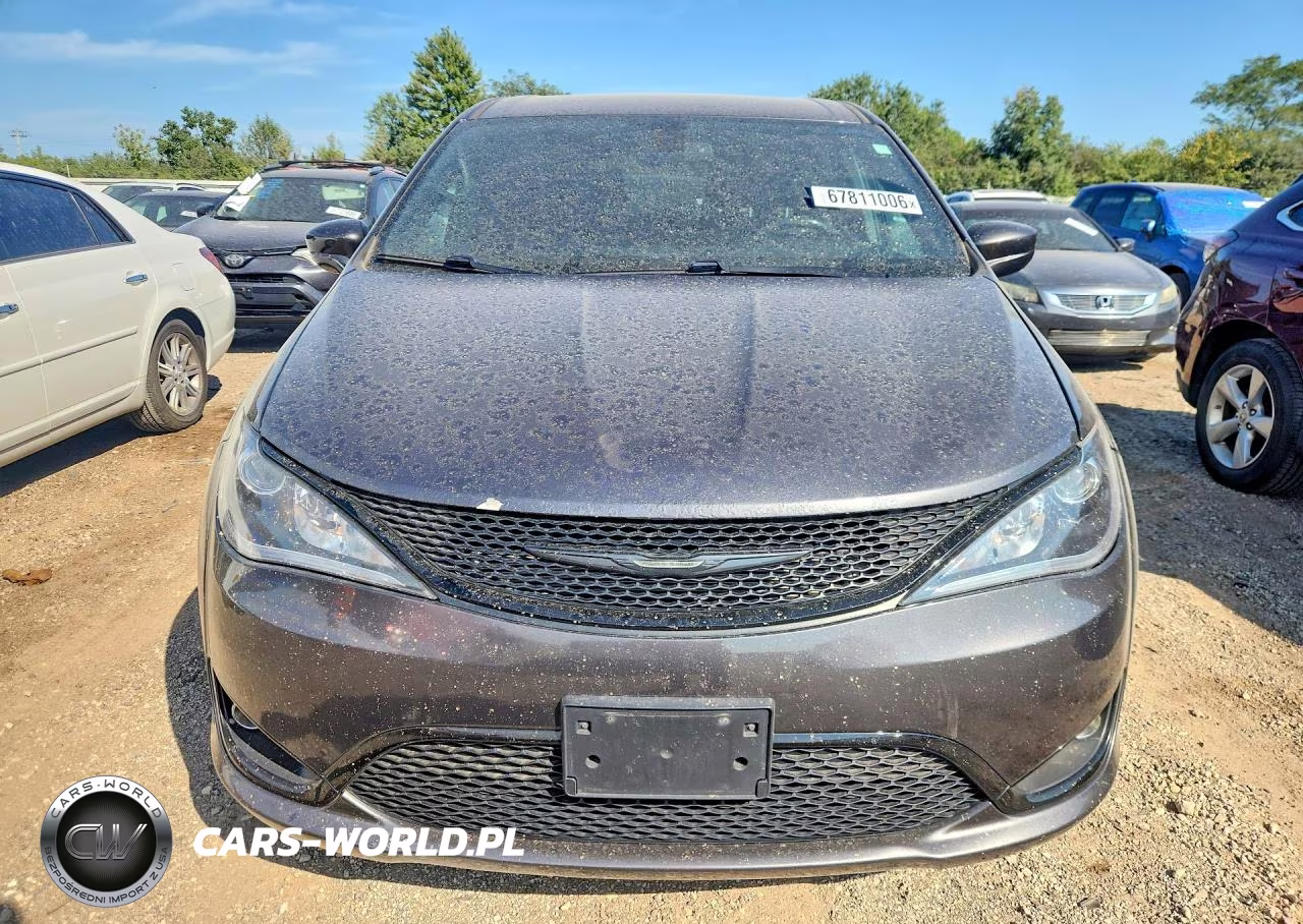 2018 Chrysler Pacifica Touring Plus VIN:2C4RC1FG1JR357915 - 5