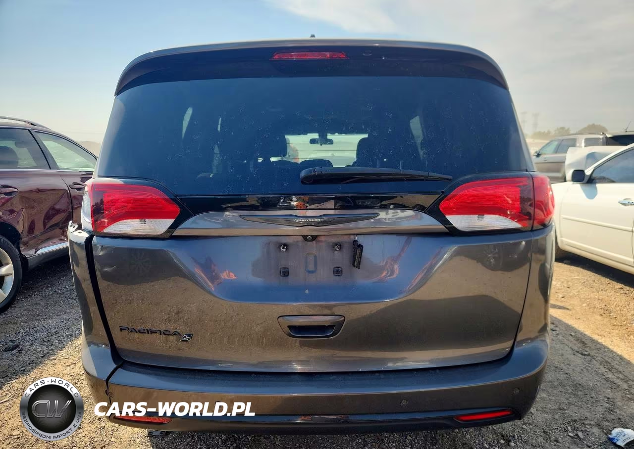 2018 Chrysler Pacifica Touring Plus VIN:2C4RC1FG1JR357915 - 6