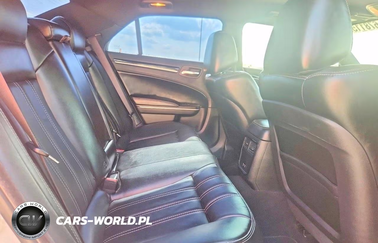 2019 Chrysler 300 S VIN:2C3CCAGG3KH610815 - 10
