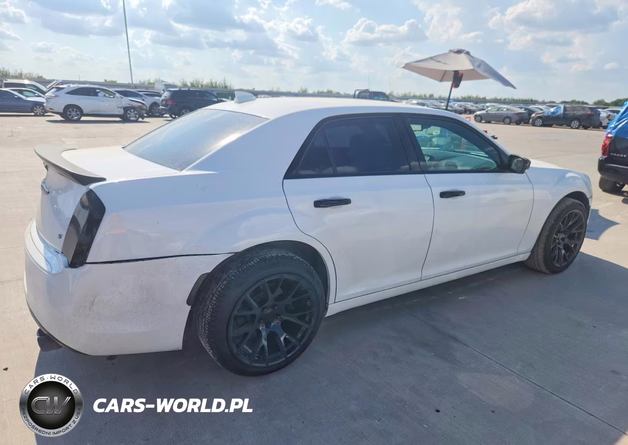 2019 Chrysler 300 S VIN:2C3CCAGG3KH610815 - 3