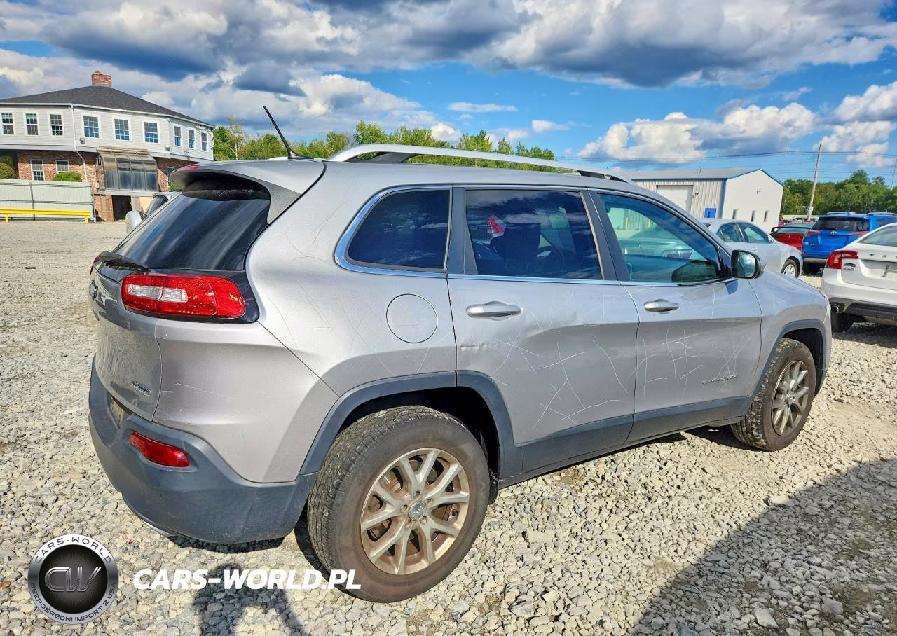 2016 Jeep Cherokee Latitude VIN:1C4PJMCS6GW268123 - 3