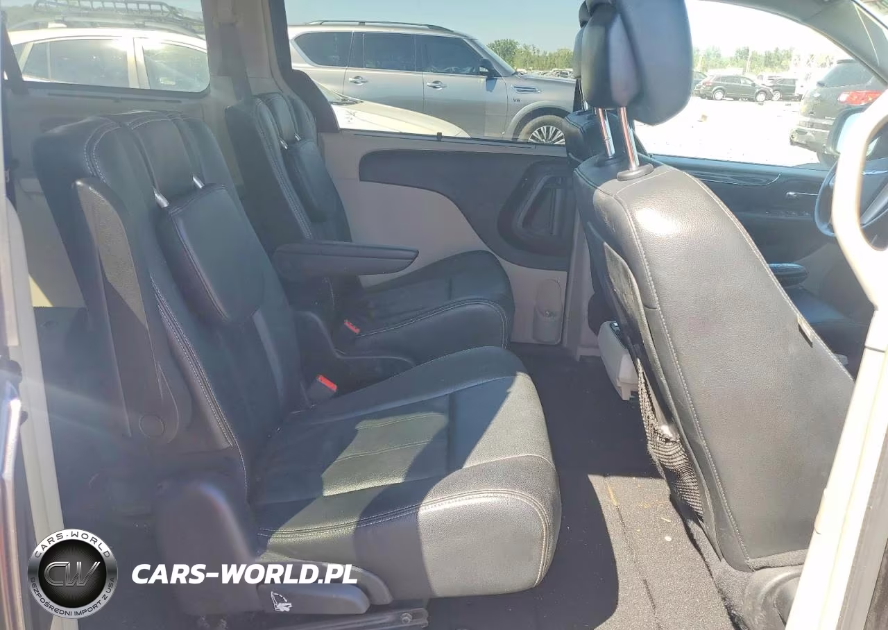 2015 Chrysler Town & Country Touring VIN:2C4RC1BGXFR676100 - 11