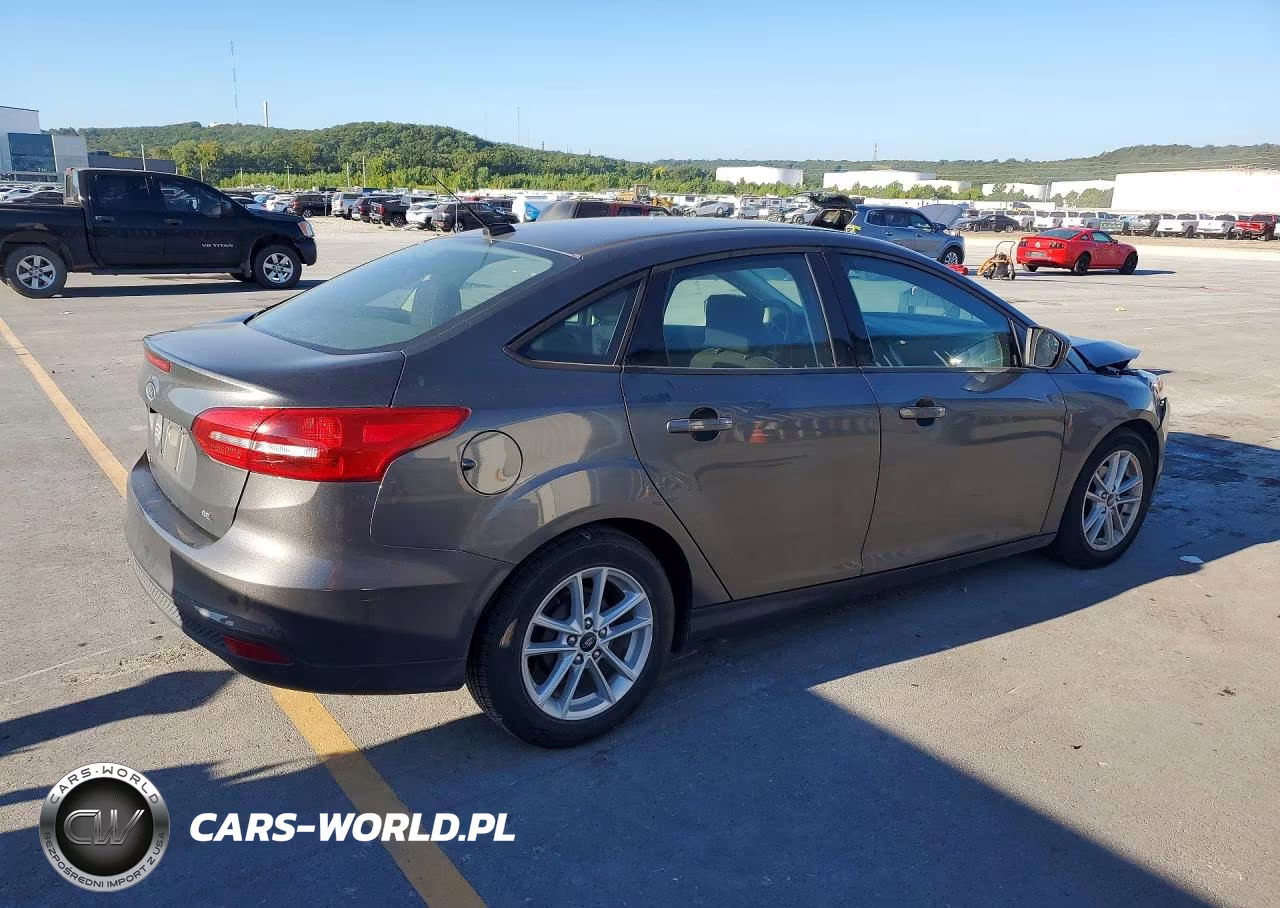 2018 Ford Focus Se VIN:1FADP3F25JL328849 - 3