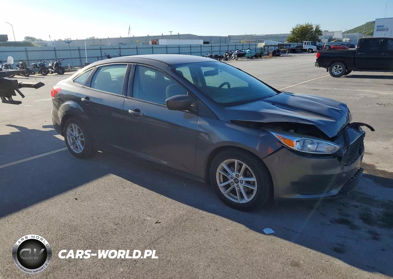 2018 Ford Focus Se VIN:1FADP3F25JL328849 - 4