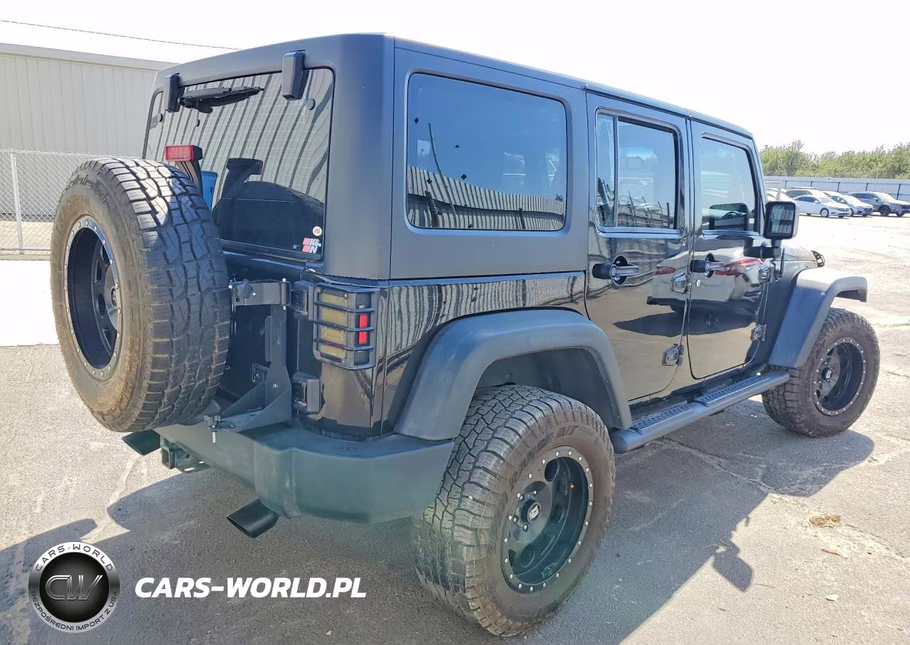 2013 Jeep Wrangler Unlimited Sport VIN:1C4BJWDG5DL702819 - 3