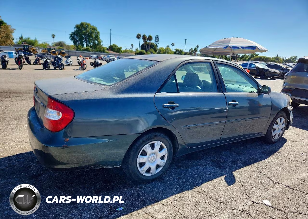 2002 Toyota Camry Le VIN:JTDBE32K820063277 - 3