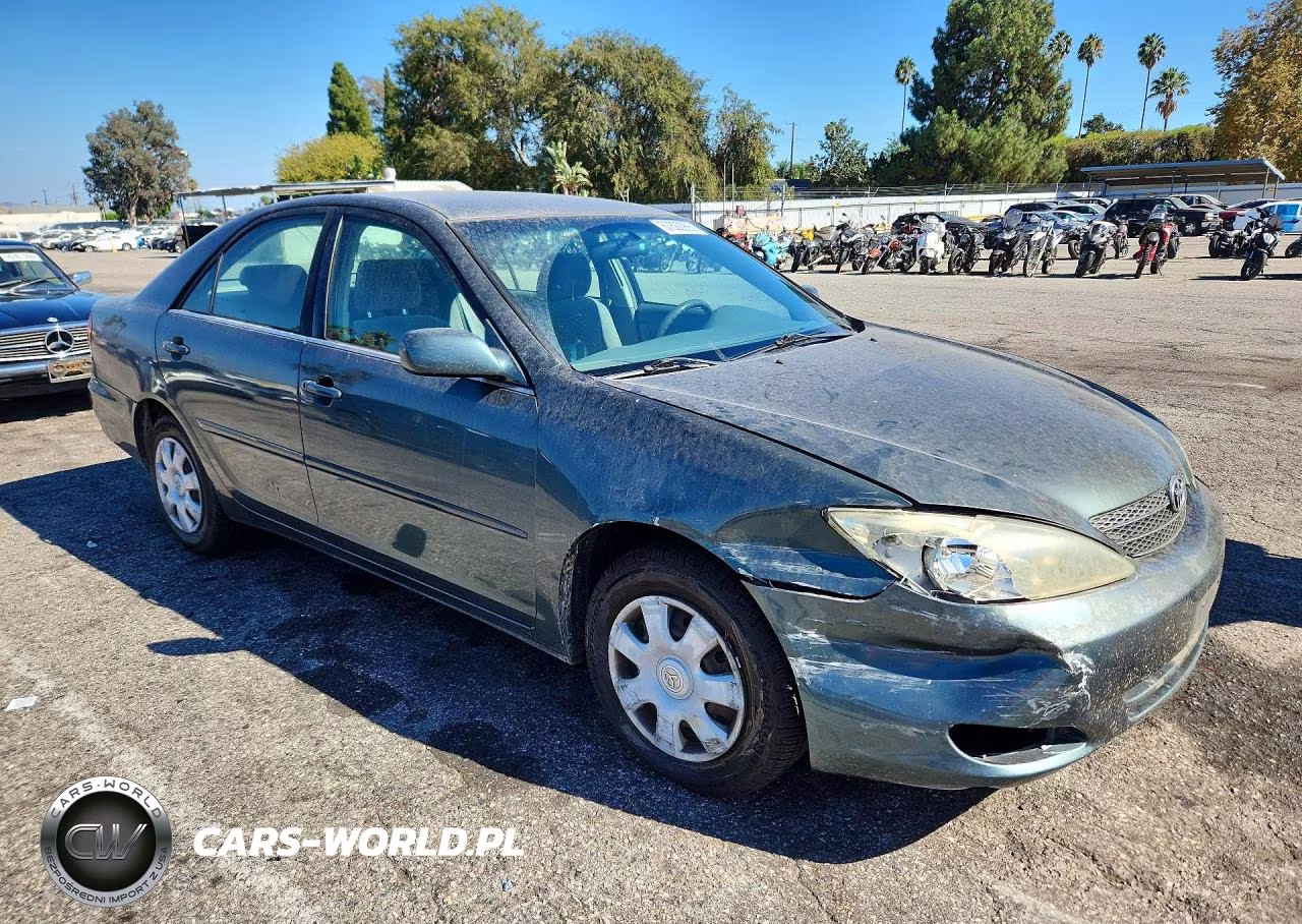 2002 Toyota Camry Le VIN:JTDBE32K820063277 - 4