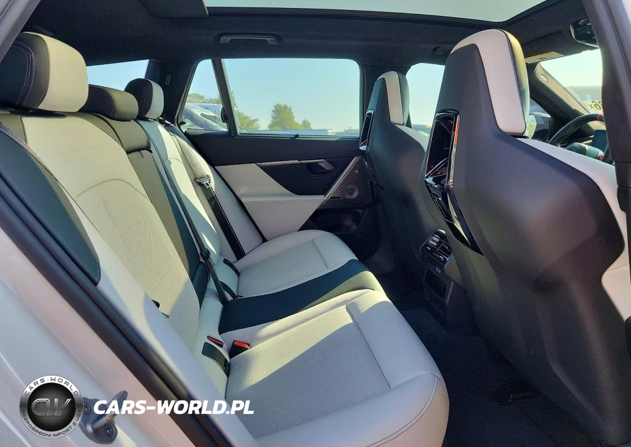 2025 BMW M5 Touring VIN:WBS83GV0XSCU42922 - 11